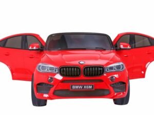 Mașină jucarie BMW X6M pentru copii, detalii realiste, culoare roșie și design atractiv pentru joacă.