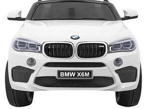1. Mașină electrică pentru copii BMW X6M alb, ideală pentru joacă și distracție.