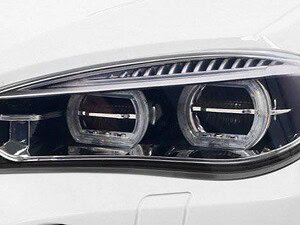 BMW X6 M, detaliu gril și faruri, autovehicul de lux, imagine detaliată.