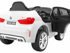 Mașină și volan de jucărie pentru copii, realist și sigur pentru joacă.