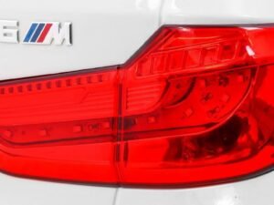 Stea de faruri auto pentru mașini performante, design modern și siguranță rutieră sporită.