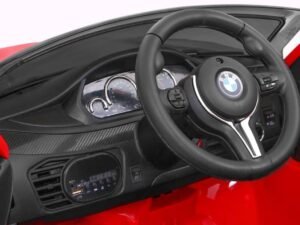Mini mașină electrică pentru copii cu design realist BMW, ideală pentru joacă în curte.