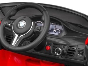 1. Jucarie auto cu volan si simulare de bord, pentru copii mici și spațiu de joacă sigur.