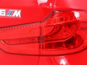 Una lumina de stop LED pentru mașini BMW X6 M în culoare roșie vibrantă.