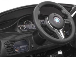 Joacă mașină BMW cu volan și instrumente de bord moderne pentru copii, ideală pentru joacă și dezvoltare.
