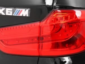 Lumina stop BMW X6 M, design modern și eficient pentru mașini performante.