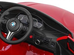 Volan sport BMW pentru mașini de colecție interior sportiv BMW de lux detaliu interior mașină BMW sport, design modern.