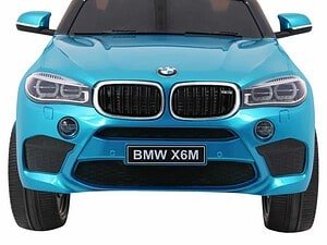 BMW X6M mașină electrică pentru copii, culoare albastră, jucărie realistă pentru cei mici, perfectă pentru joacă și aventură.