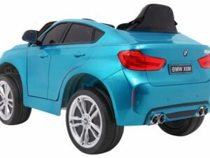 Mașinuță electrică pentru copii BMW X6M albastră, ideală pentru joacă și aventuri în siguranță.