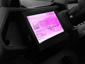 1. Ecran gadget electronic în mașină cu muzică pe display roz.