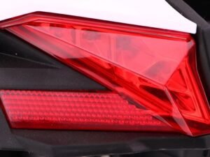 Lumina stop auto, design modern, siguranta si vizibilitate, accesorii pentru masini, siguranta trafic.