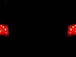 Lampi de stop roșii pentru mașini, semnalizare rutieră, siguranță în trafic, LED-uri auto.