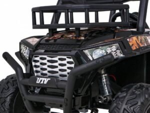 Mașinuță electrică pentru copii cu design robust și detalii realistice pentru joacă sigură.