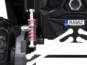 Teren de joacă cu jucării pentru copii, sigur și distractiv pentru cei mici.