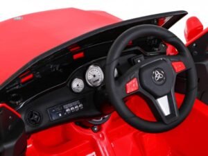 Mașinuță electrică pentru copii, design realist cu bord și volan, culoare roșie, sigură și distractivă pentru cei mici.