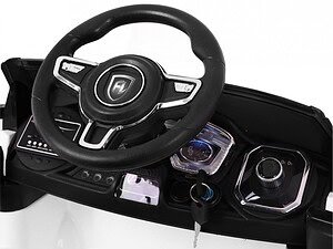 Mașinuță electrică pentru copii cu volan și display digital atractiv pentru joc de rol și distracție în aer liber.