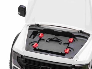 Compartiment pentru baterii pentru mașinuțele electrice, ușor accesibil pentru copii.