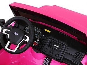 Mașinuță electrică pentru copii, design roz, control simplu, perfectă pentru joacă în siguranță.