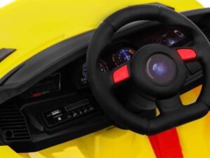 Jucărie mașinuță electrică pentru copii cu volan și instrumente.
