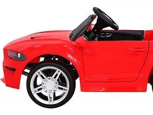 Mașinuță electrică pentru copii, model sport roșu, pentru joacă și distracție la exterior.