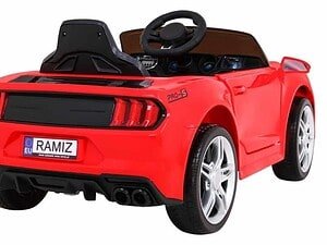 Mașinuță electrică pentru copii, model sport, roți mari și detalii realiste, ideală pentru joacă.