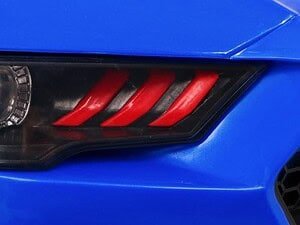 Lumină față mașină sport albastră, iluminare modernă, design aerodinamic, auto sportiv.