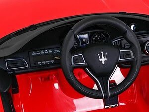 Jucărie mașină electrică pentru copii, interior realist cu volan și panou de control.