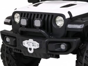 Jucarie auto electrică pentru copii, detaliu frontal cu faruri și bara de protecție.
