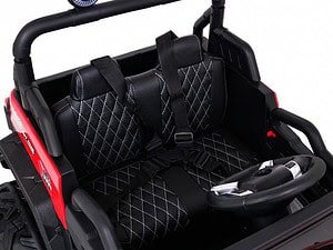 Mașinuță electrică pentru copii, model sport cu scaun confortabil și centuri de siguranță.