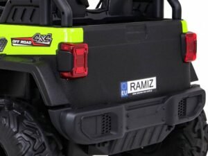 Jucărie mașină electrică off-road pentru copii, cu design realist și sigur pentru joacă în aer liber.