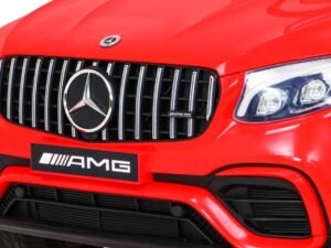 1. Portret de mașină Mercedes-AMG în roșu cu detalii de design sportiv.