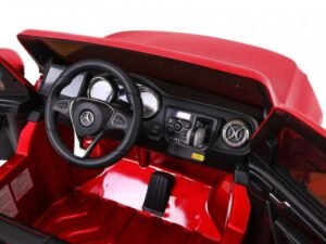 Mașină electrică pentru copii, model Mercedes-Benz, design realist și detalii autentice.