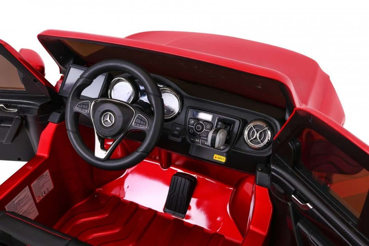 Mașină electrică pentru copii Mercedes, interior detaliat, fericit pentru joacă în siguranță.