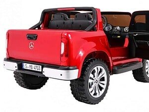 Mașinuță electrică pentru copii, model Mercedes-Benz, culoare roșie, perfectă pentru joacă în siguranță.