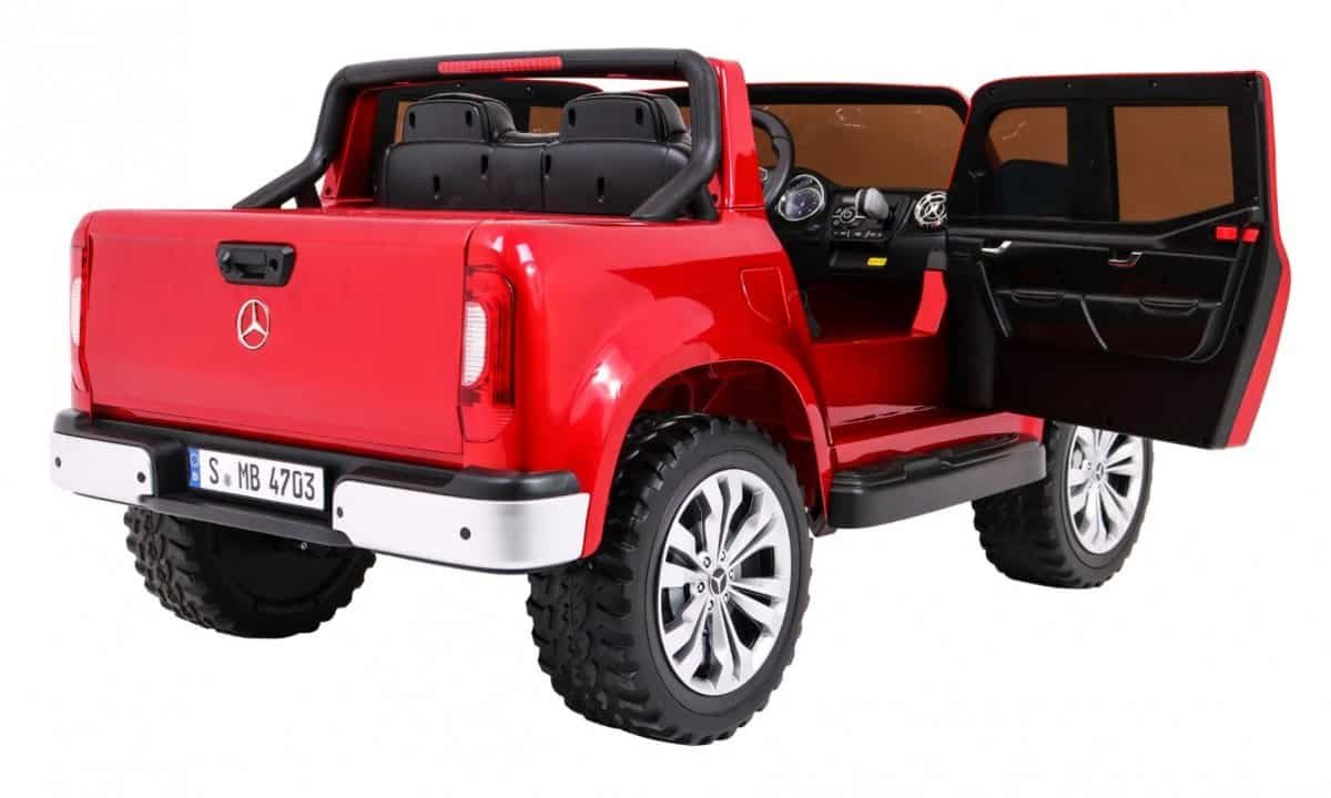 Mașinuță electrică pentru copii, model Mercedes-Benz, culoare roșie, perfectă pentru joacă în siguranță.