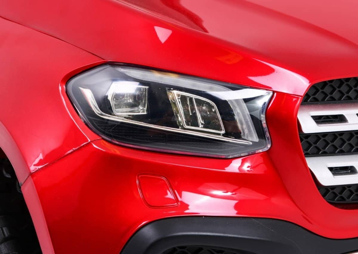 Lumina frontală a mașinii roșii, detaliu modern și elegant.