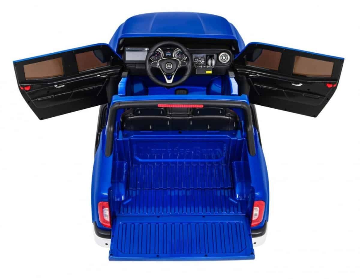 1. Mașinuță de jucărie electrică pentru copii, cu funție de direcție și design realist.