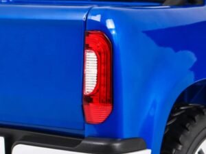 Decorativă și atractivă, jucărie pentru copii, în formă de mașină blue, perfectă pentru camera copilului.