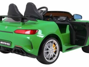 Mașină electrică pentru copii, model sport Mercedes AMG verde, dotată cu scaune și butoane.