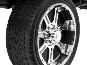 1. Anvelopă de mașină cu jantă cromată, detaliu auto premium.