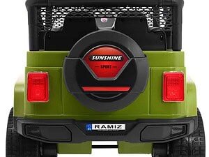 1. Mașinuță electrică pentru copii, model sport, verde cu roți mari și detalii de siguranță.