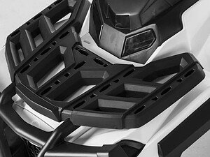 Teren de joc pentru copii cu drone și controler deșert negru și alb, pentru aventură și distracție.