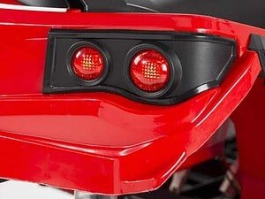 Jucărie mașină electrică pentru copii cu faruri luminoase și design sportiv.