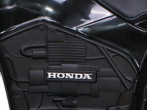 1. Bord automotive Honda, plastic negru cu logo alb, detail pentru colecție auto.