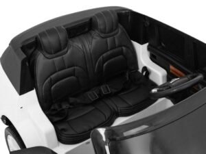 Mașină electrică pentru copii cu scaune negre și volan, ideală pentru joacă și distracție sigură.