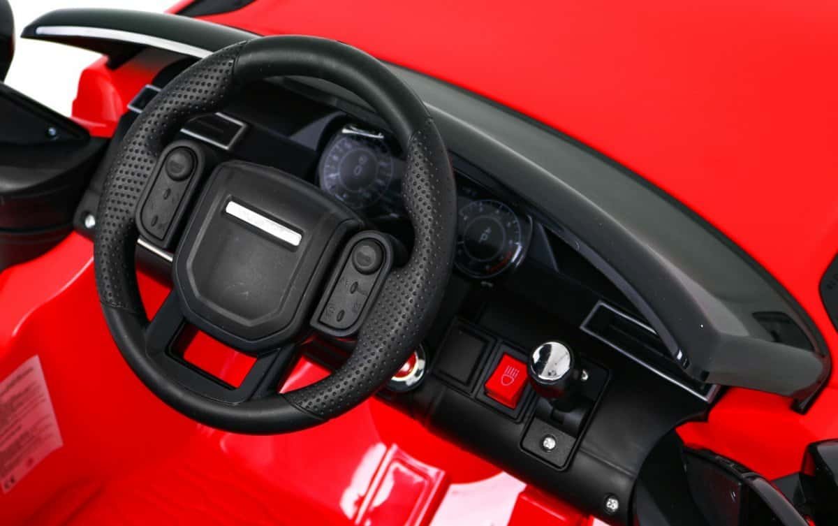 Jucarie auto pentru copii, vehicul electric cu volan si afisaj luminos, perfect pentru distractie in exterior.