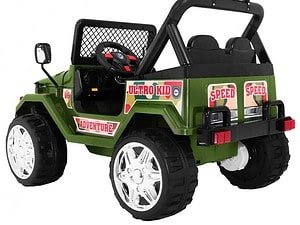 Mașinuță electrică pentru copii, model urban verde, ideală pentru joacă și aventură.