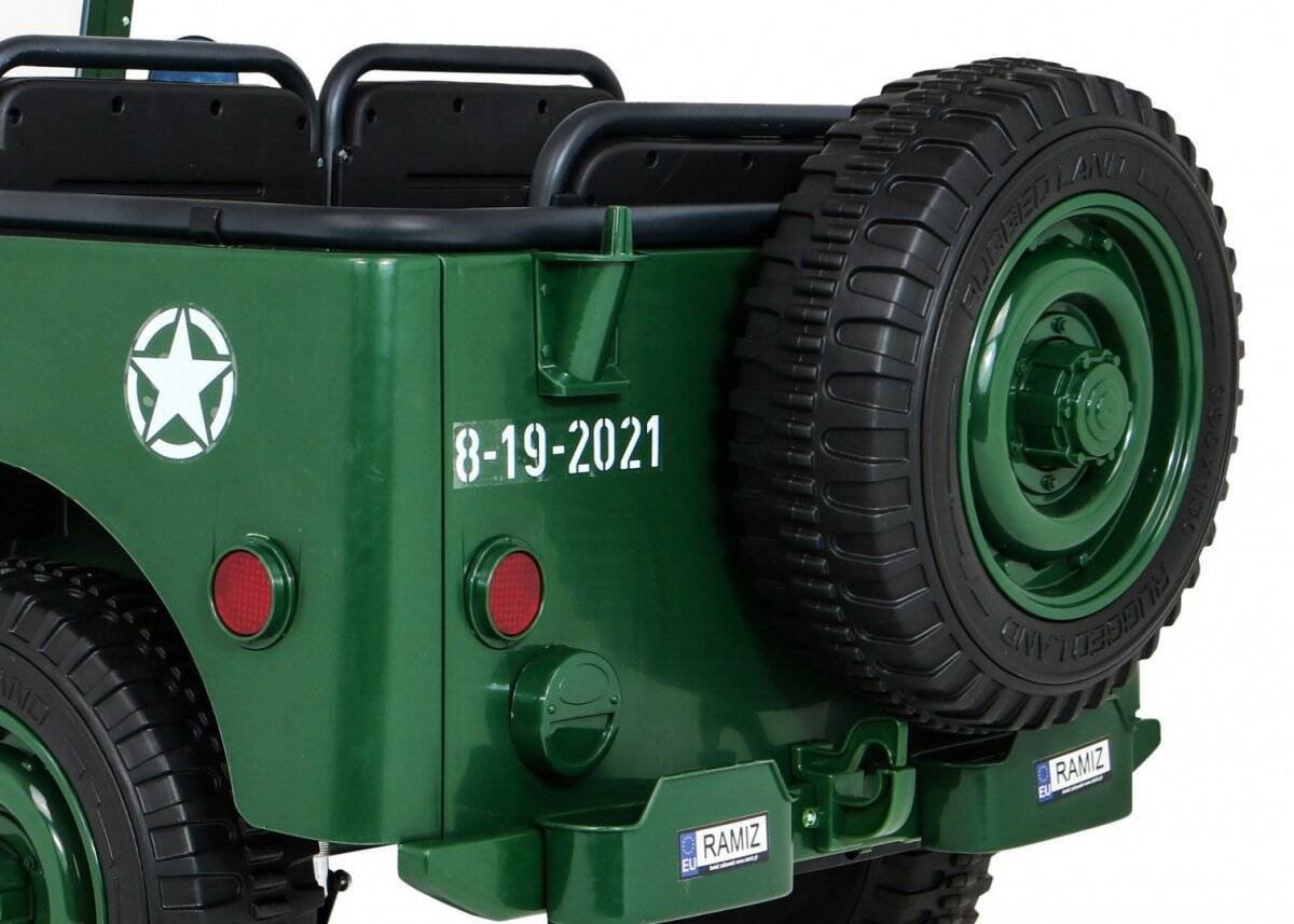 Jucărie mașină de teren verde pentru copii, detaliu realist, ideală pentru joacă în aer liber.