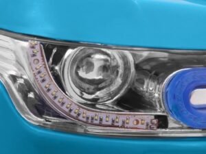 Jucărie elegantă pentru copii, forma unui autoturism modern și atrăgător.