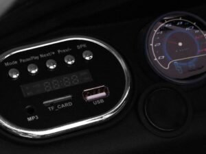 Radio auto cu afișaj digital și USB, conectivitate și control al muzicii, în interiorul mașinii.